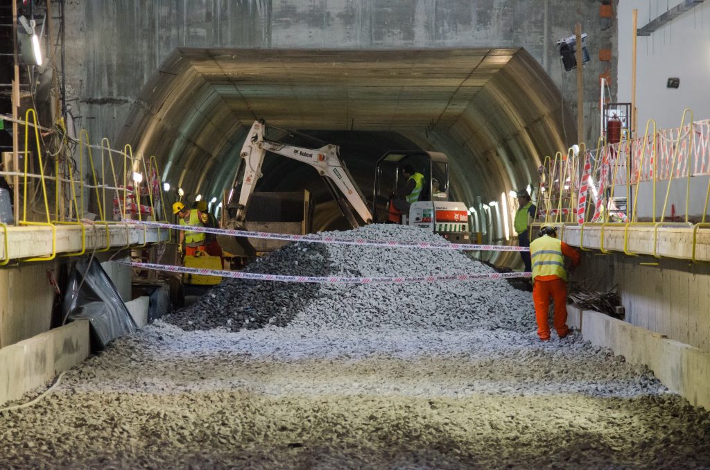 Obras-Estación F. de Derecho Línea H
