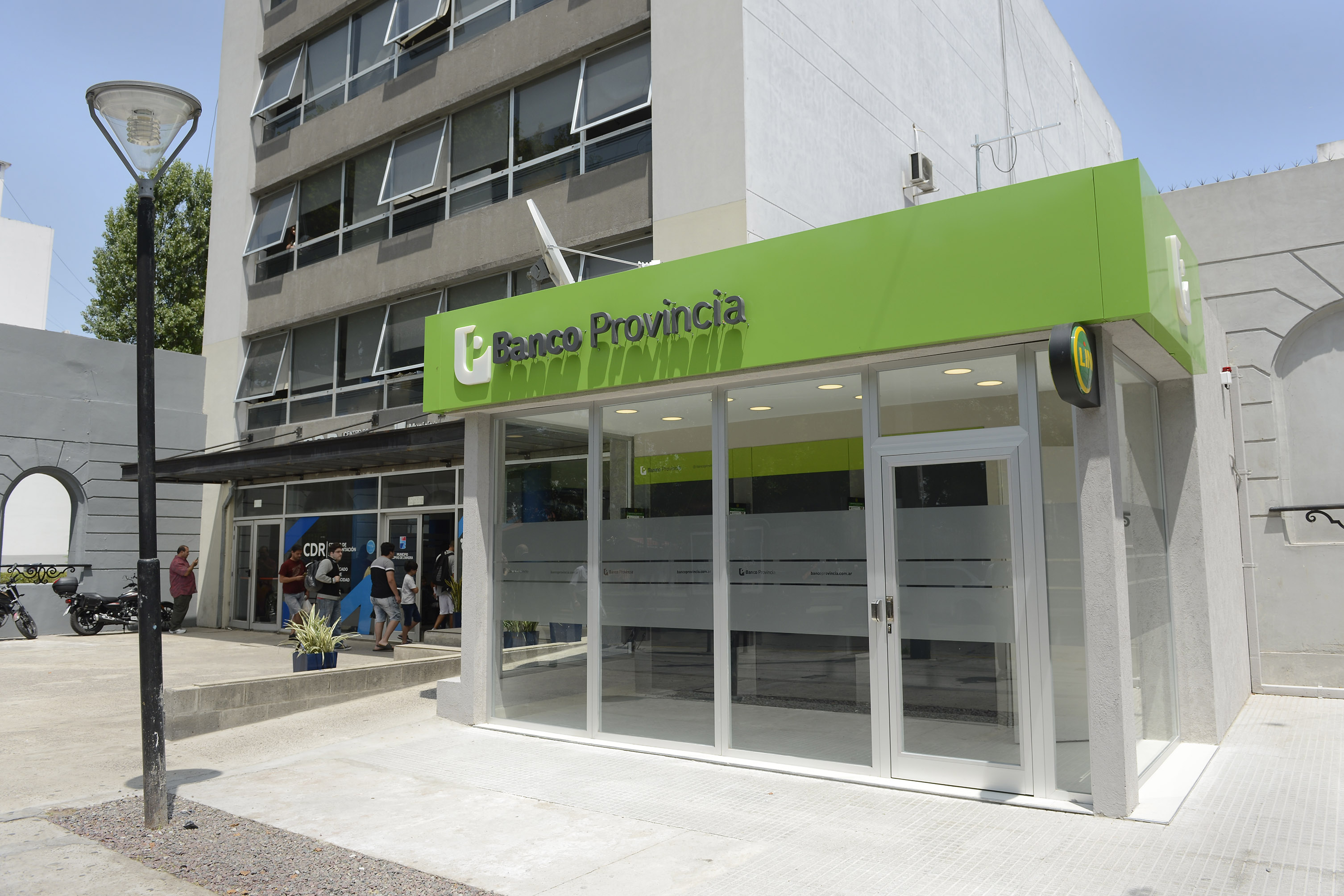 EL BANCO PROVINCIA INAUGURÓ 3 NUEVOS CAJEROS AUTOMÁTICOS EN LOMAS DE ZAMORA.