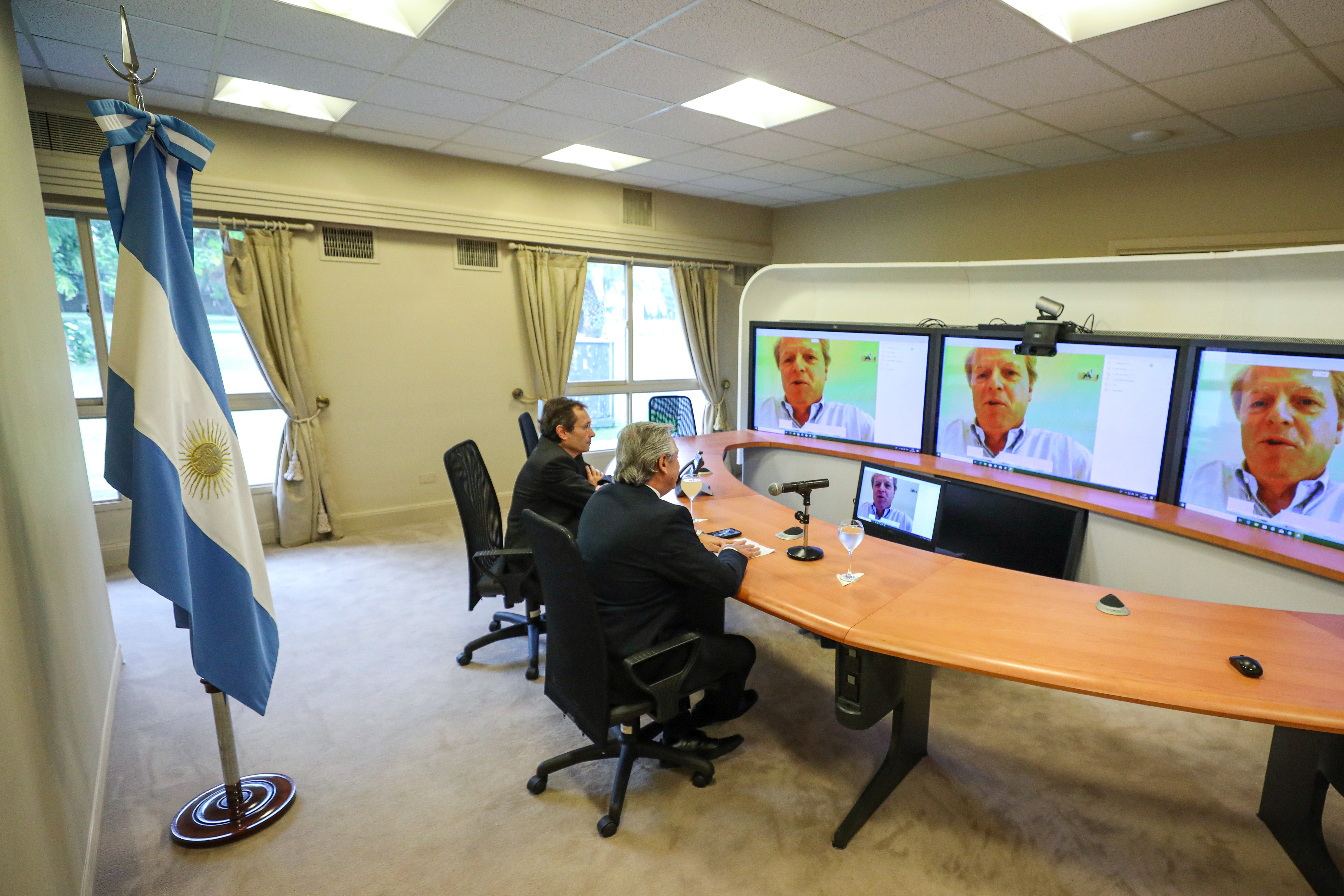Alberto Fernández mantuvo una videoconferencia con el vicepresidente del Banco Mundial.
