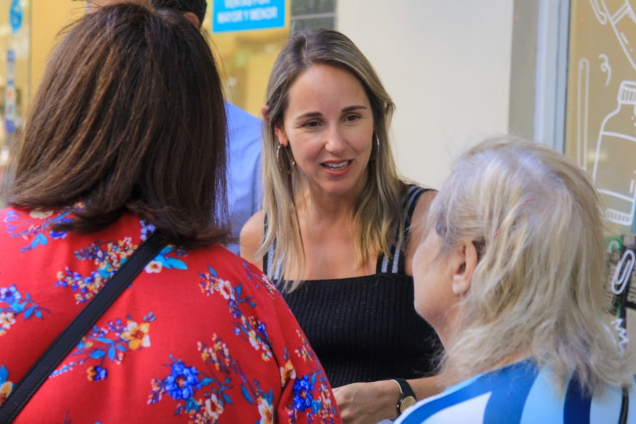 La ministra de Espacio Público, Clara Muzzio, recorrió el Barrio de Villa del Parque.