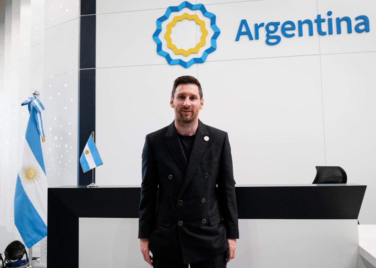 Lionel Messi visitó el pabellón argentino en la Expo Universal de Dubái.