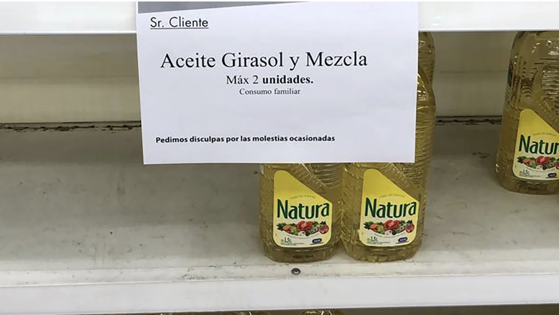 En algunos supermercados sólo se puede comprar dos botellas de aceite por familia.