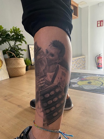 Carolina se tatuó en la pierna una imagen del astro argentino (2)