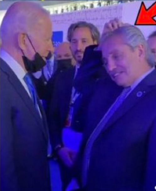 Alberto Fernández rascándose el cabello frente al Presidente de Estados Unidos.