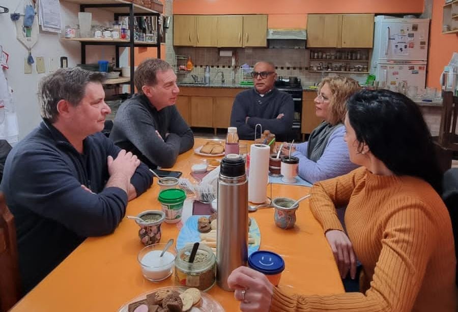 Diego Santilli reunido con vecinos bonaerenses.