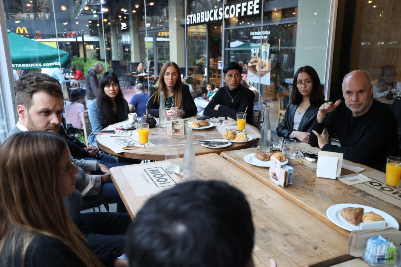 Horacio Rodríguez Larreta, María Eugenia Vidal y Emanuel Ferrario se reunieron con un grupo de jóvenes en un café de Recoleta.