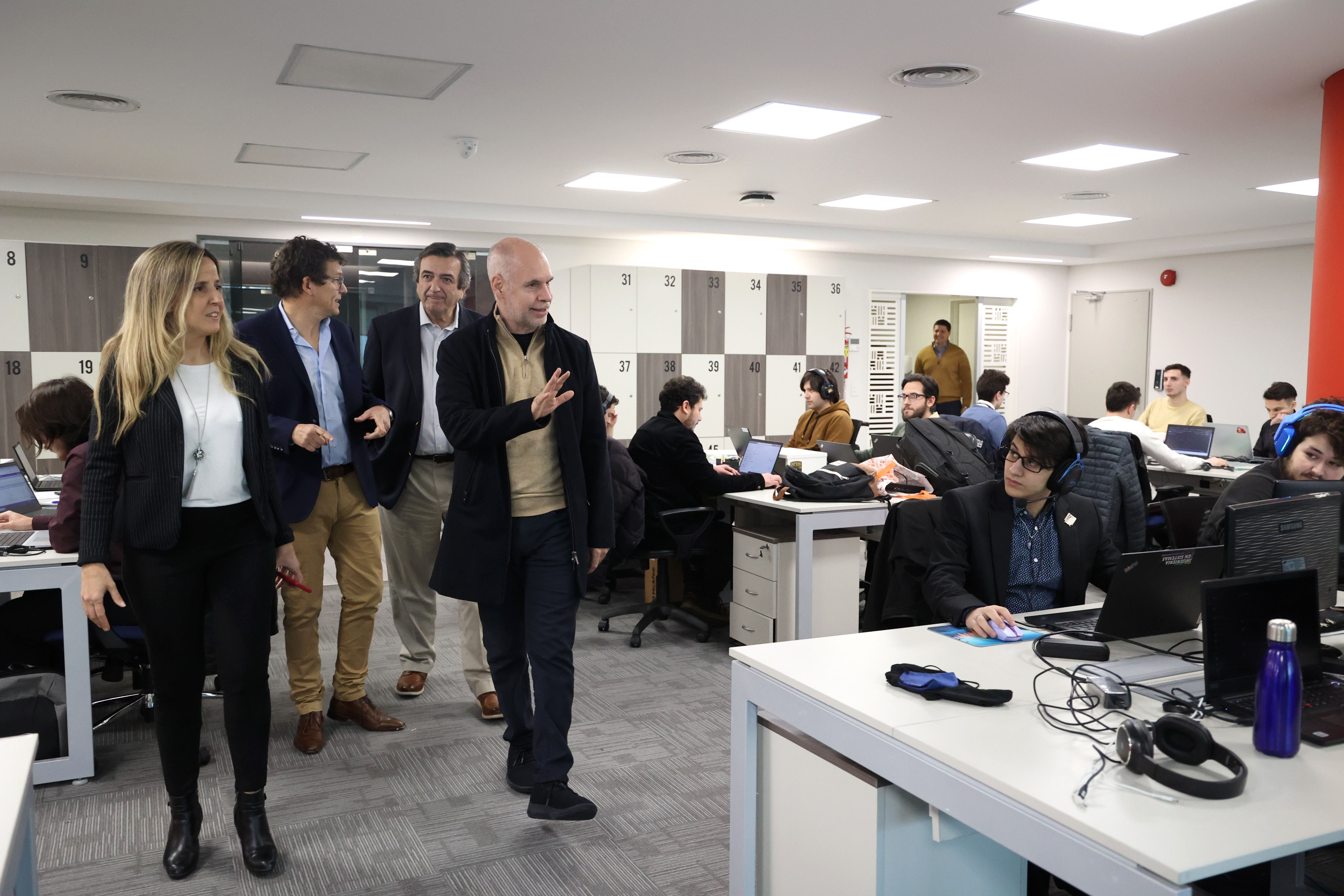 Horacio Rodríguez Larreta recorrió la empresa Novared en Parque Patricios, que participa del Plan Empleo Joven.
